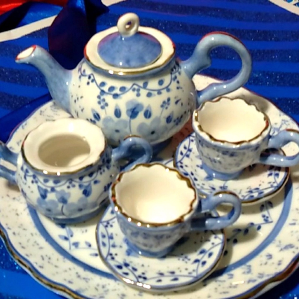 "Alice in Wonderland" Miniature Tea Service - Picture 1 of 4